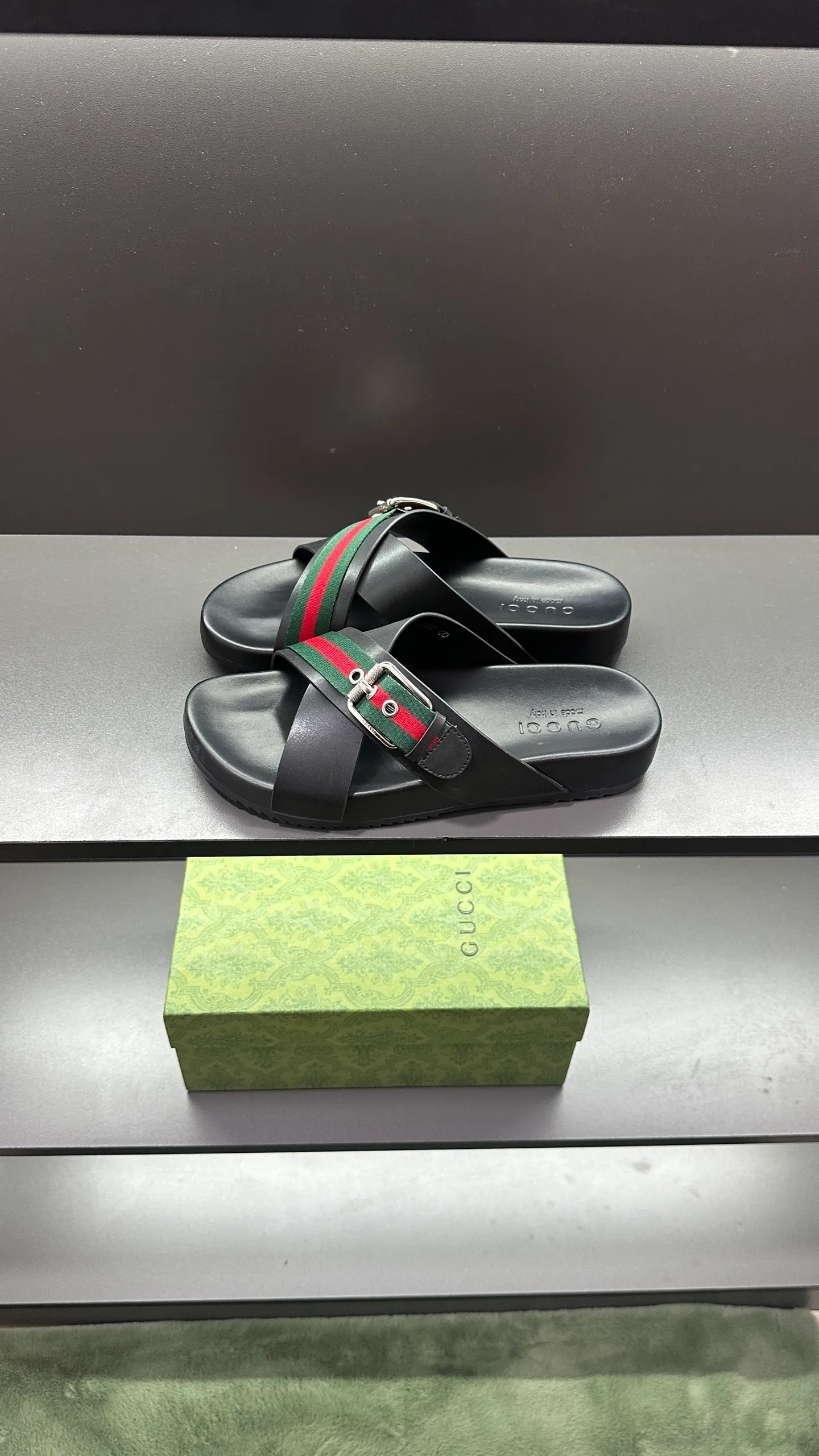 [G Home New Style] P: 300💰Men's size 39~45, (46. Customized) This slipper is made of GG polyester fiber and is decorated with a Gucci label on the front, which adds a striking logo feel to the style. "Gucci Made in Italy" stamped label Rubber sole Flat Made in Italy